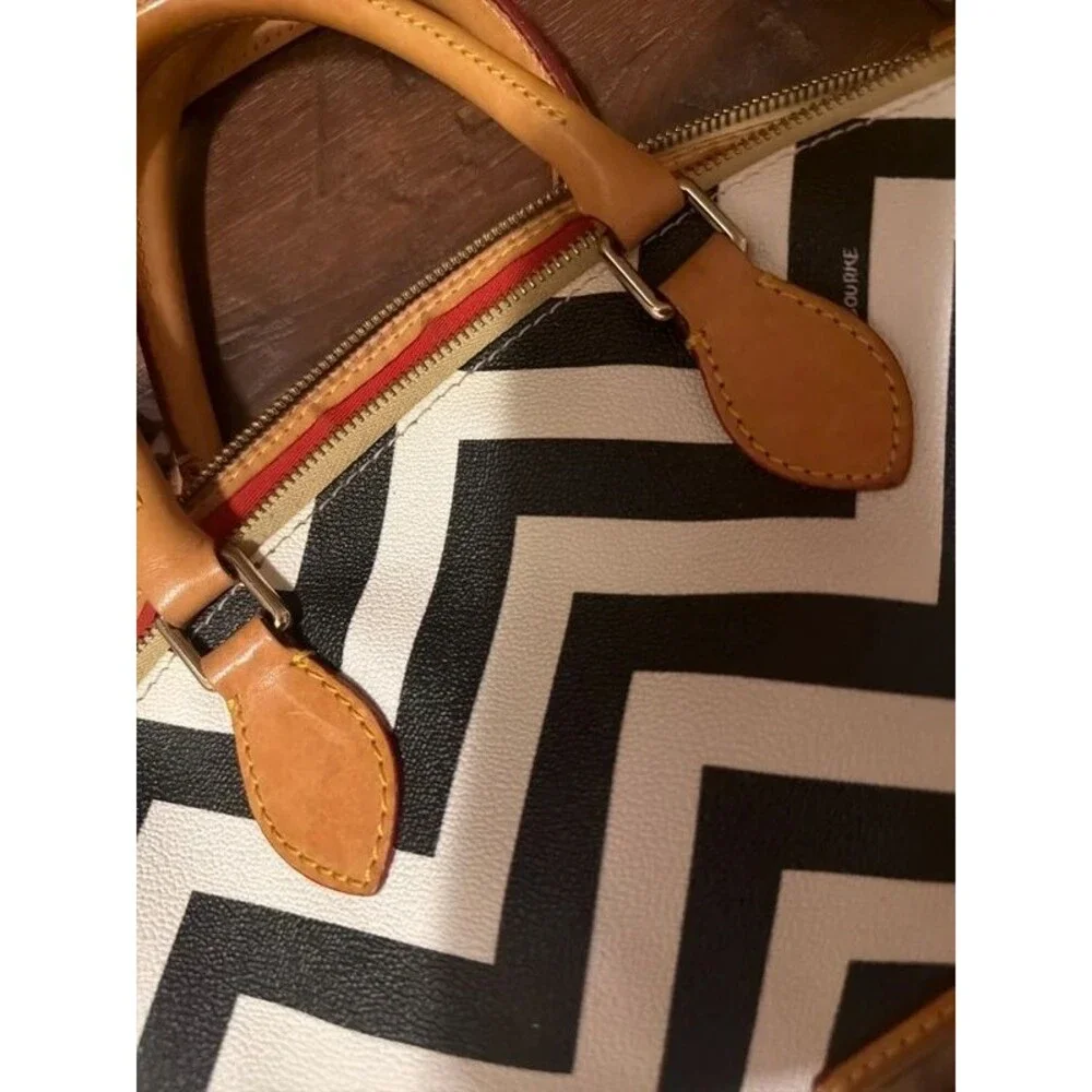 Dooney & Bourke Chevron black/white purse w/ crossbody strap